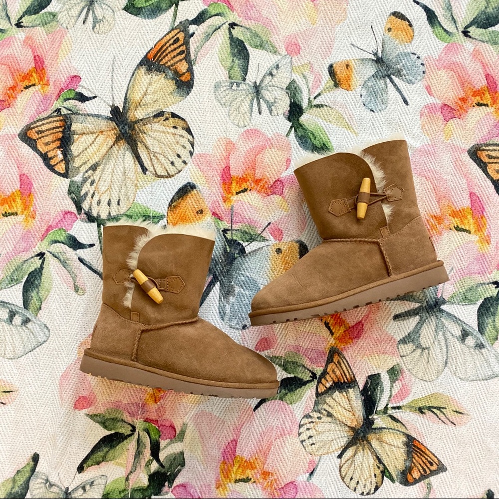 Girls Ugg Boots (Fits adult women’s size 6)